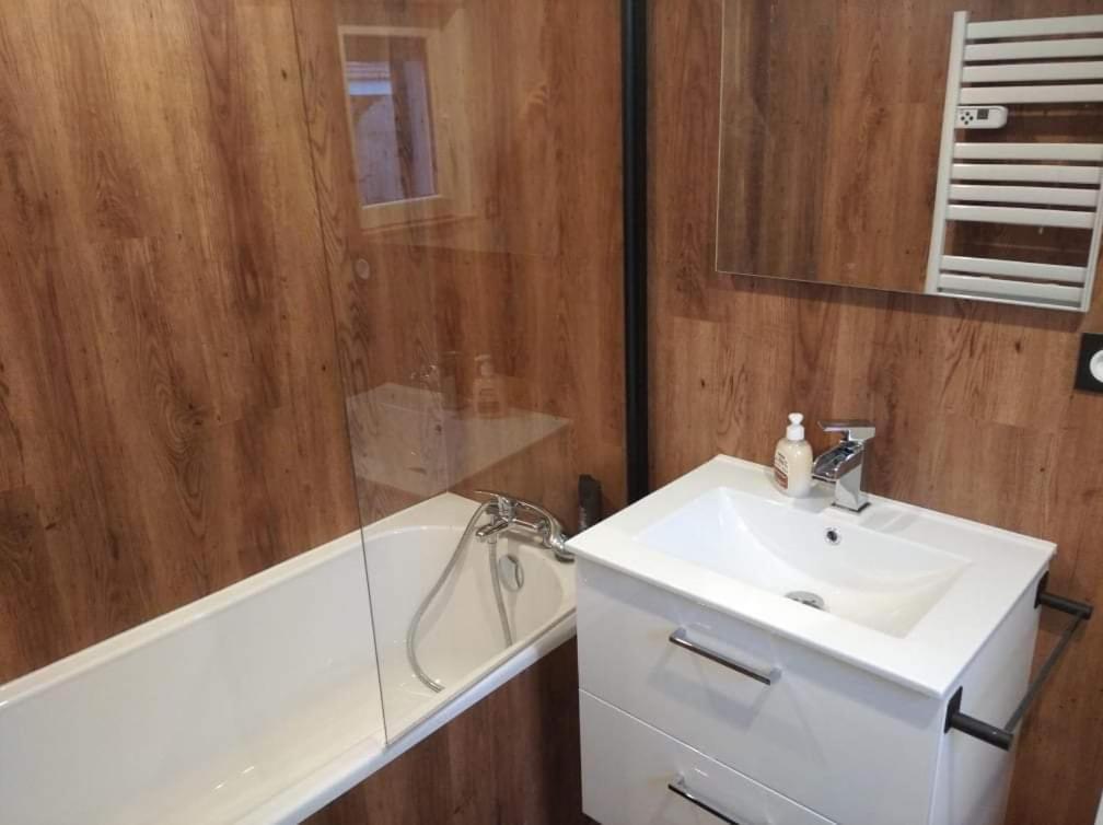 Balbigny Sejour Au Jardin De Cupidon Avec Jacuzzi Et Sauna מראה חיצוני תמונה